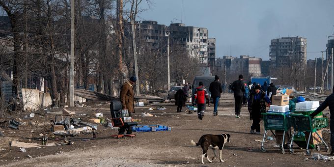 Einwohner verlassen am 17. März 2022 die umkämpfte Stadt Mariupol, nachdem die prorussischen Kräfte einen humanitären Korridor am nördlichen Stadtrand geöffnet haben. Ukraine Krieg Mariupol