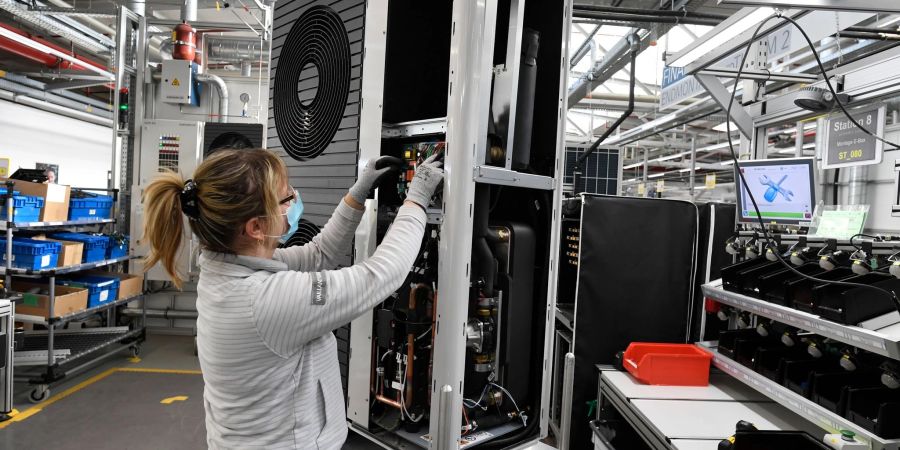 Eine Mitarbeiterin der Firma Vaillant montiert eine Wärmepumpe im Stammwerk des Unternehmens in Remscheid.