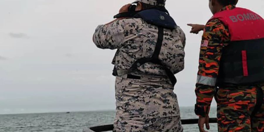 HANDOUT - Dieses von der Malaysian Maritime Enforcement Agency (MMEA) veröffentlichte Foto zeigt die Such- und Rettungsaktion für vier ausländische Taucher vor der Küste von Mersing in Johor, Malaysia. Foto: Malaysian Maritime Enforcement A/Malaysian Maritime Enforcement Agency via AP/dpa - ACHTUNG: Nur zur redaktionellen Verwendung und nur mit vollständiger Nennung des vorstehenden Credits