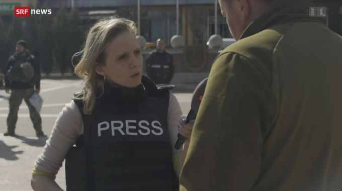 Luzia Tschirky spricht mit dem Bürgermeister von Irpin in einem Beitrag von «10vor10». luzia tschirky