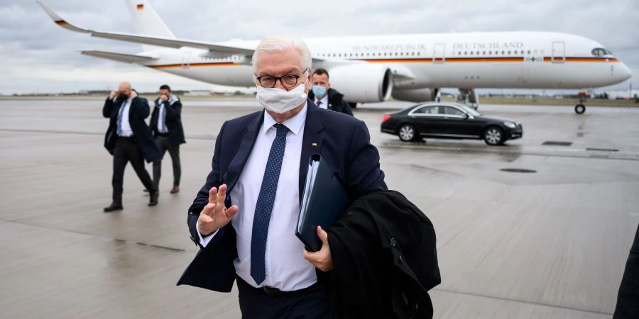 Bundespräsident Frank-Walter Steinmeier vor dem Abflug auf dem militärischen Teil des Flughafen Berlin Brandenburg.