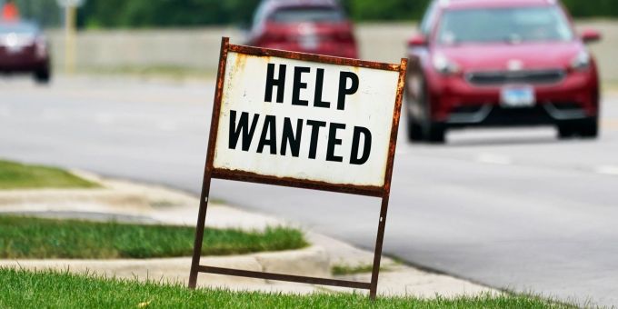 Die Arbeitslosigkeit ist in den USA zuückgegangen. Die Arbeitslosigkeit ist in den USA zuückgegangen.
