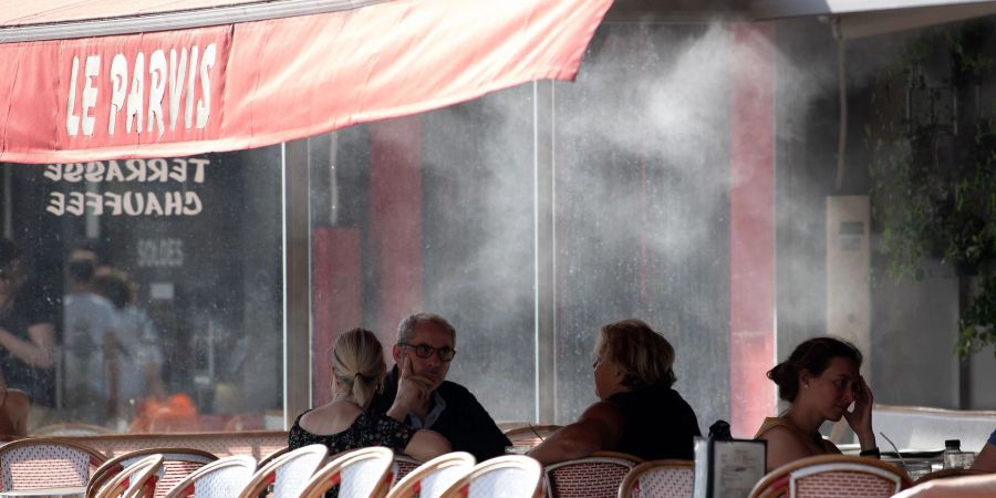 Ab sofort können Touristen und Einheimische wieder die typischen Freiflächen von Cafés und Restaurants besetzen und sich dem Pariser Flair hingeben.