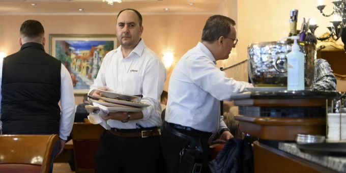 Kellner in einem Berner Restaurant. (Symbolbild) Bern