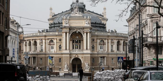 Ein Checkpoint vor dem Opernhaus Odessa. odessa