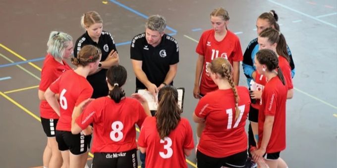 Desirée Knecht, mit U18-Team und Trainer Arne Lorenzen / Abschied mit Vorstand Martin Schranz, Desirée Knecht