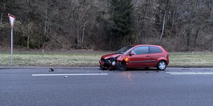An den beiden Unfallfahrzeugen entstand massiver Sachschaden. Unfall