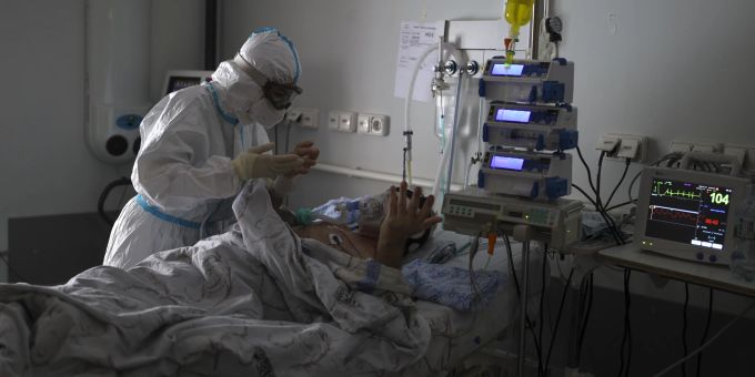 Eine Pflegefachkraft kümmert sich am 27. Januar 2022 in einem Spital in Krasnodar um einen Covid-Patienten. Virus Outbreak Russia