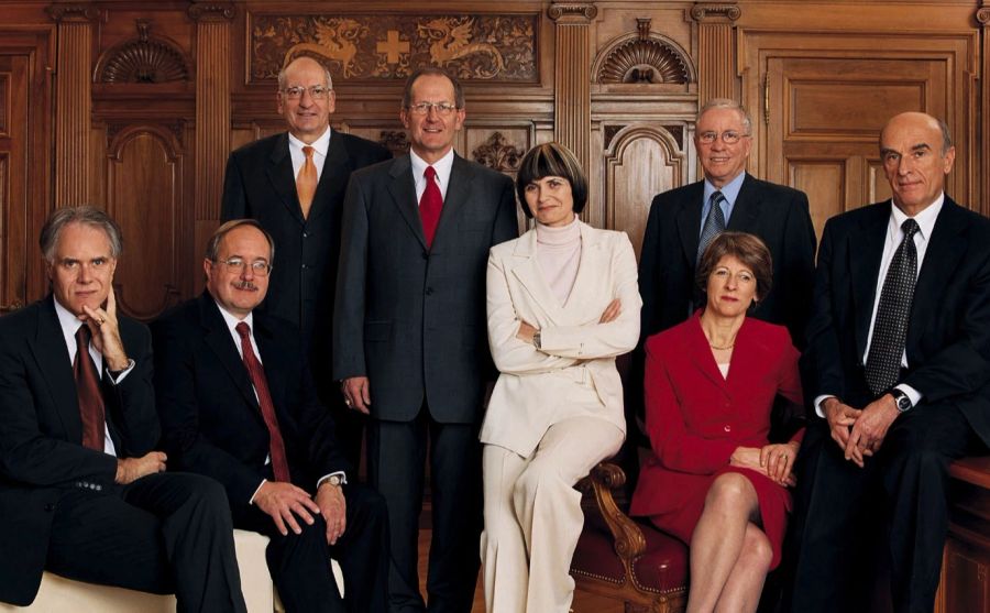 Das offizielle Bundesratsfoto von 2004 mit v.l.n.r. Moritz Leuenberger, Samuel Schmid, Pascal Couchepin, Joseph Deiss, Bundespräsidentin Micheline Calmy-Rey, Bundeskanzlerin Annemarie Huber-Hotz, Christoph Blocher und Rudolf Merz.