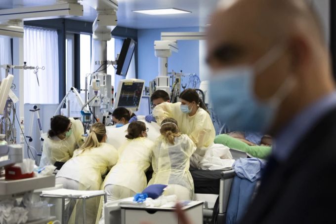 Pflegende kümmern sich um einen Covid-Patienten, während einem Besuch von Bundesrat Alain Berset auf einer Intensivstation im Inselspital, am Dienstag, 14. Dezember 2021, in Bern. Alain Berset Inselspital Intensivstation