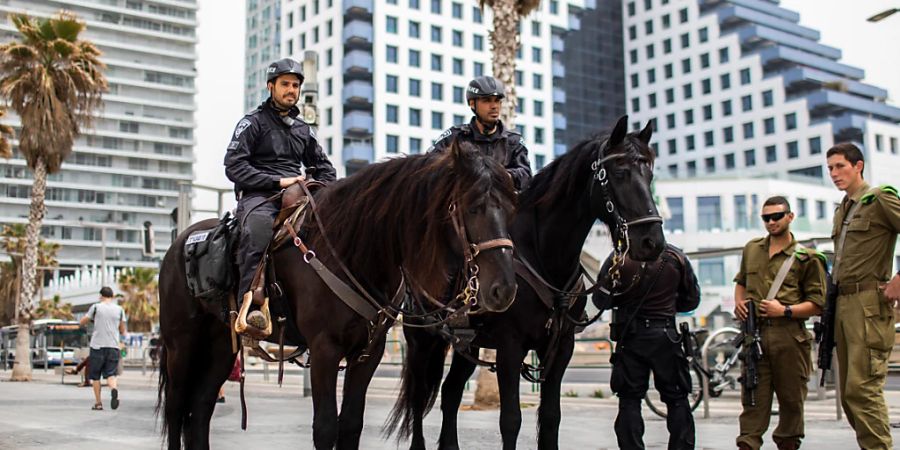 Berittene israelische Polizisten patrouillieren auf der Promenade von Tel Aviv. In Israel verschärfen sich die Spannungen. Foto: Ilia Yefimovich/dpa