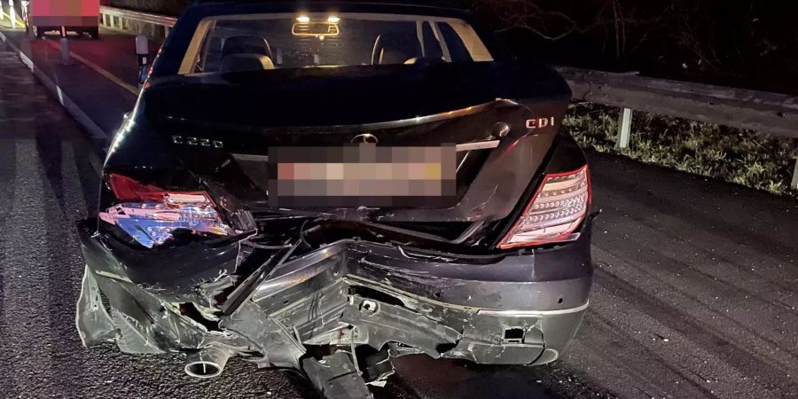 Die Beifahrerin des Autofahrers wurde leicht verletzt.