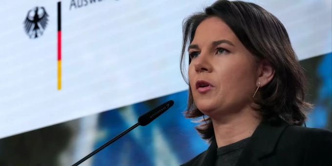 ARCHIV - 23.12.2021, Berlin: Aussenministerin Annalena Baerbock (Bündnis 90/Die Grünen) gibt ein Statement zum Aktionsplan für Afghanistan ab. (zu dpa: «Baerbock pocht auf Einbeziehung Europas in Russland-Beratungen») Annalena Baerbock
