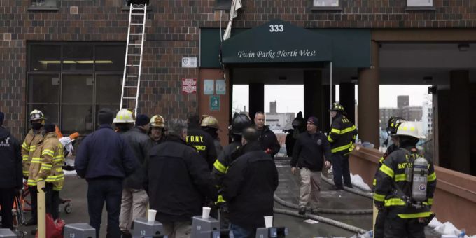 Die Feuerwehr vor dem Brandort. new york