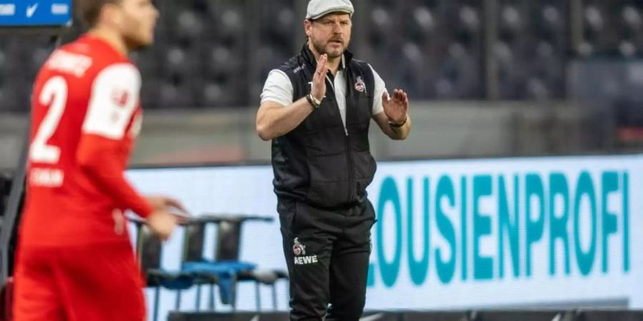 Trainer Steffen Baumgart vom 1. FC Köln steht klatschend am Rand des Spielfelds. Foto: Andreas Gora/dpa
