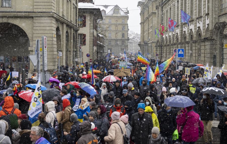 Demonstranten nehmen an einer nationalen Demonstration gegen den russischen Einmarsch in der Ukraine in Bern, Schweiz, teil, am 2. April 2022.