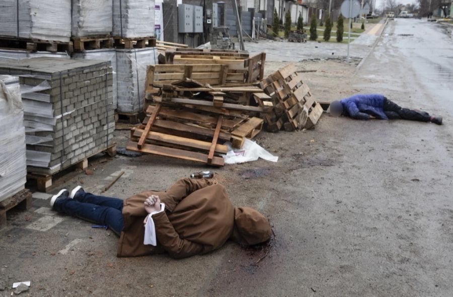 In der Stadt Butscha fanden die ukrainischen Soldaten nach der Befreiung an den Händen gefesselte Leichen auf der Strasse.