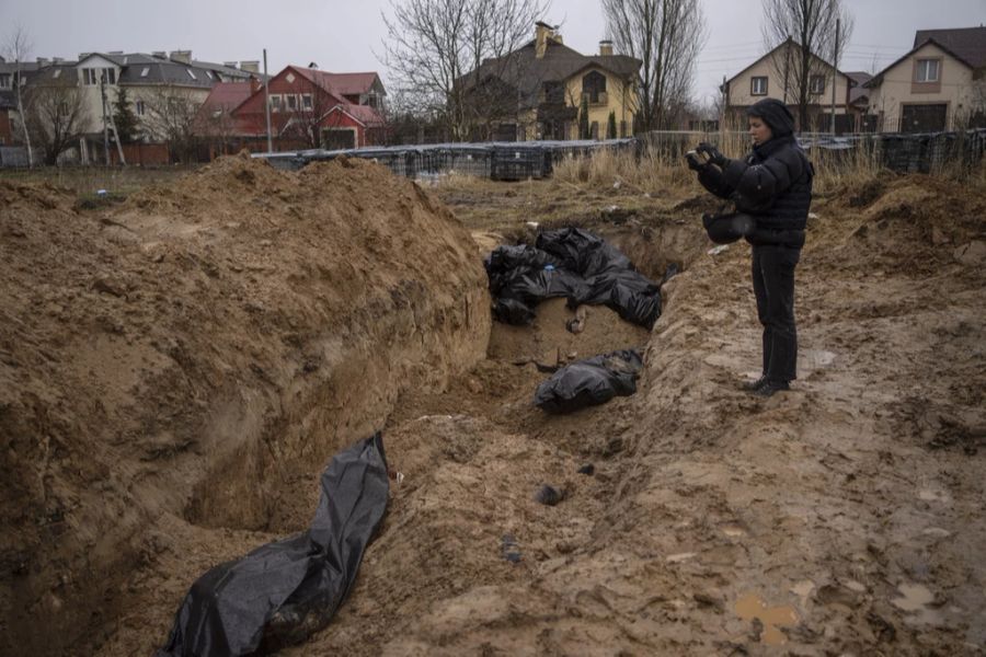 Es wurden in dem Kiewer Vorort mehrere Massengräber eröffnet.