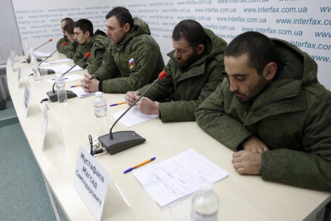 Ukraine Krieg: Gefangene russische Soldaten sprechen bei einer Pressekonferenz. (Archivbild) Urkaine Krieg