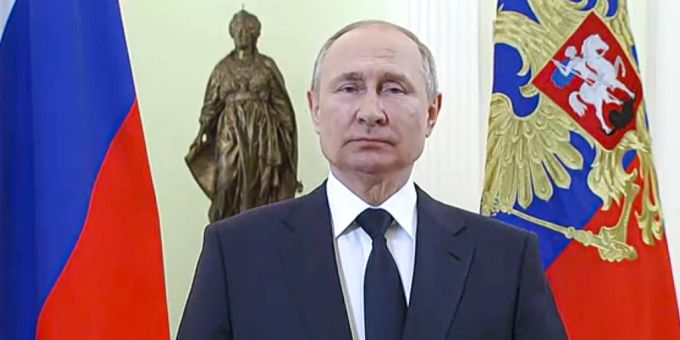 Der russische Präsident Wladimir Putin soll eine Luxusjacht vor Italien haben. Während im Ukraine-Krieg Sanktionen gegen Russlands Superreiche ausgesprochen werden, nimmt das Getuschel um da Ukraine Krieg