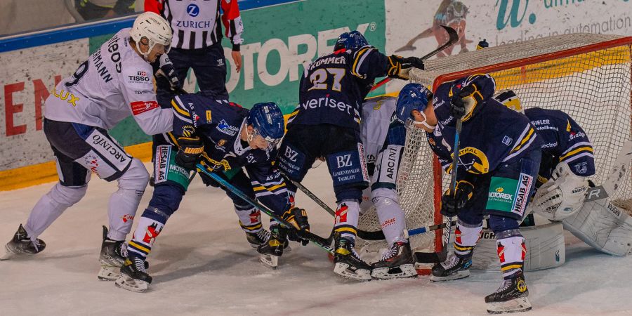 Die Herrenmannschaft des SC Langenthal im Spiel gegen den HC La Chaux-de-Fonds. - Langenthal