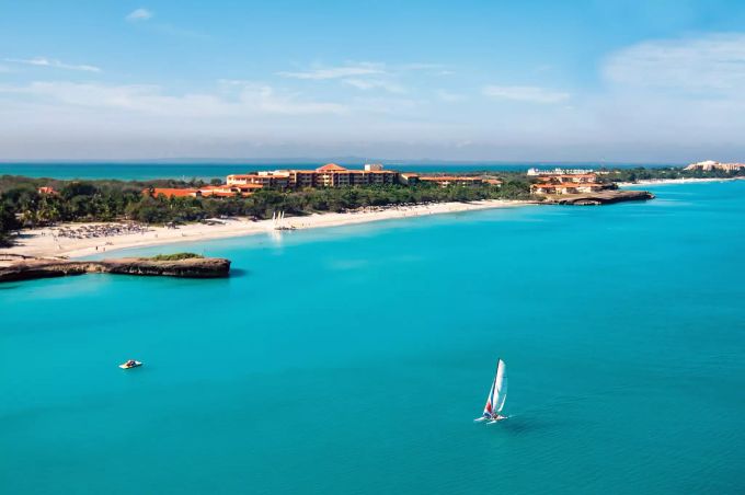Die Touristenhochburg Varadero mit seinem langen Strand lockt Badeurlauber aus den USA und auch Europa. Meer türkis Küste Strand Hotelskyline Segelboot