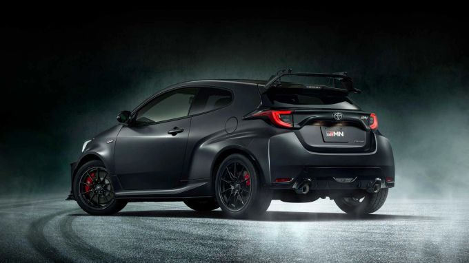 Carbon-Spoiler, breitere Karosserie, Rennbremsen und Sportfelgen sind die Insignien des Toyota GRMN Yaris Toyota GRMN Yaris