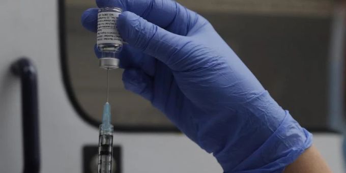 Corona-Impfstoff von Novavax: Zwei Dosen im Abstand von etwa drei Wochen. Foto: Alastair Grant/AP/dpa Corona-Impfstoff von Novavax: Zwei Dosen im Abstand von etwa drei Wochen. Foto: Alastair Grant/AP/dpa