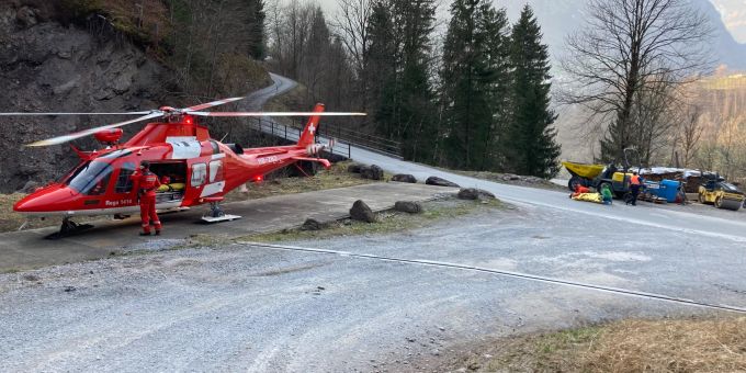 In Schwanden GL wurde ein Mann bewusstlos neben seinem Velo aufgefunden. schwanden