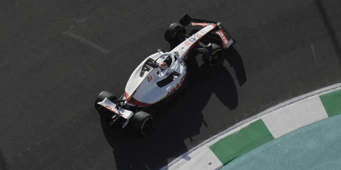 Kevin Magnussen wird als einziger Fahrer in Saudi-Arabien für das Haas F1 Team starten. Teamkollege Mick Schumacher crashte schwer. mick schumacher crash
