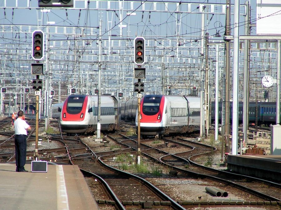 Auch die Neigezüge, die neu auf der Jura-Strecke zum Einsatz kamen, dienten dazu, den Fahrplan zu optimieren. Dank der Neigung können diese nämlich Kurven deutlich besser nehmen als herkömmliche Züge, was der SBB Streckenausbauten ersparte und dazu half, die Fahrzeiten auf den alternativen Routen Zürich-Bern-Lausanne und Zürich-Biel-Lausanne einander anzugleichen.