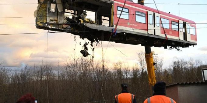 Mit einem Spezialkran wird ein Triebwagen von den Schienen gehoben. Foto: Uwe Lein/dpa Mit einem Spezialkran wird ein Triebwagen von den Schienen gehoben. Foto: Uwe Lein/dpa