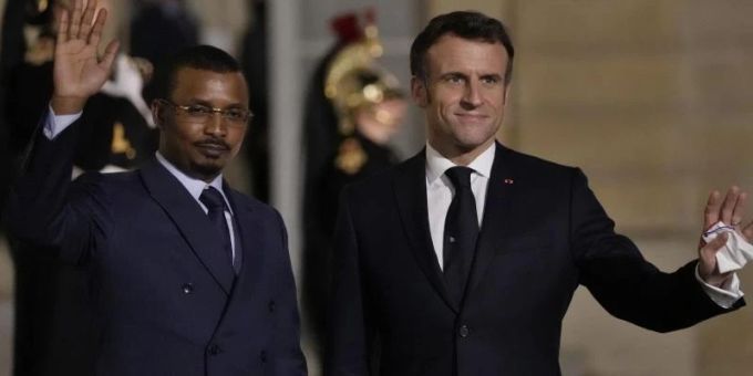 Emmanuel Macron (r), Präsident von Frankreich, empfängt Mahamat Idriss Deby, Präsident des Tschad, im Élysée-Palast. (Archivbild) Foto: Francois Mori/AP/dpa Emmanuel Macron (r), Präsident von Frankreich, empfängt Mahamat Idriss Deby, Präsident des Tschad, im Elysee-Palast. Bei einem gemeinsamen Gipfel wollen die Europäische Union (EU) und die Afrikanische Union (AU) ihre Zusammenarbeit vertiefen. Foto: Francois Mori/AP/dpa