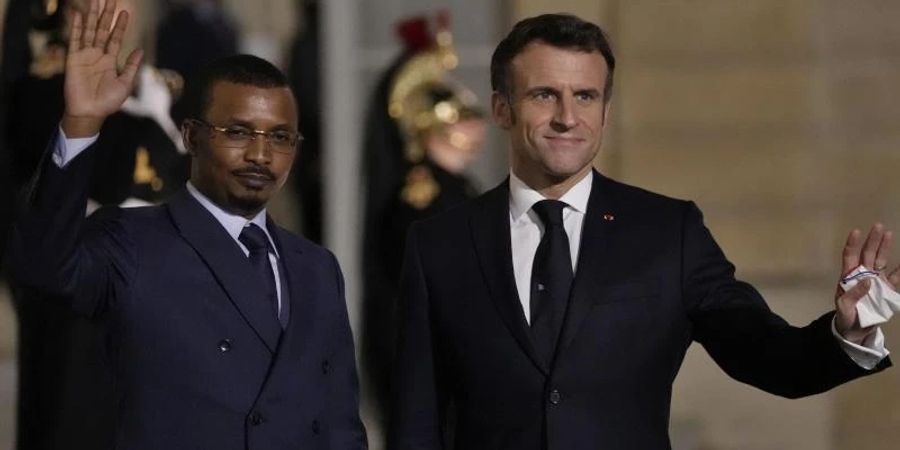 Emmanuel Macron (r), Präsident von Frankreich, empfängt Mahamat Idriss Deby, Präsident des Tschad, im Elysee-Palast. Bei einem gemeinsamen Gipfel wollen die Europäische Union (EU) und die Afrikanische Union (AU) ihre Zusammenarbeit vertiefen. Foto: Francois Mori/AP/dpa