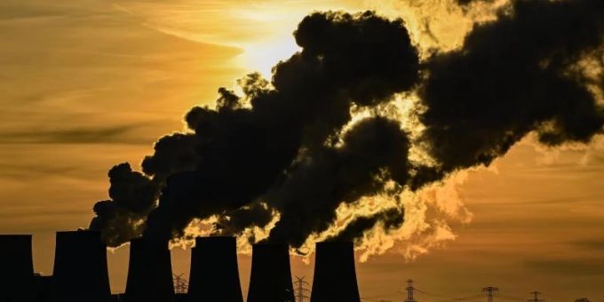 Wasserdampf steigt vor Sonnenuntergang aus den Kühltürmen des Braunkohlekraftwerks Jänschwalde der Lausitz Energie Bergbau AG (LEAG). Foto: Patrick Pleul/dpa-Zentralbild/dpa Wasserdampf steigt vor Sonnenuntergang aus den Kühltürmen des Braunkohlekraftwerks Jänschwalde der Lausitz Energie Bergbau AG (LEAG). Foto: Patrick Pleul/dpa-Zentralbild/dpa