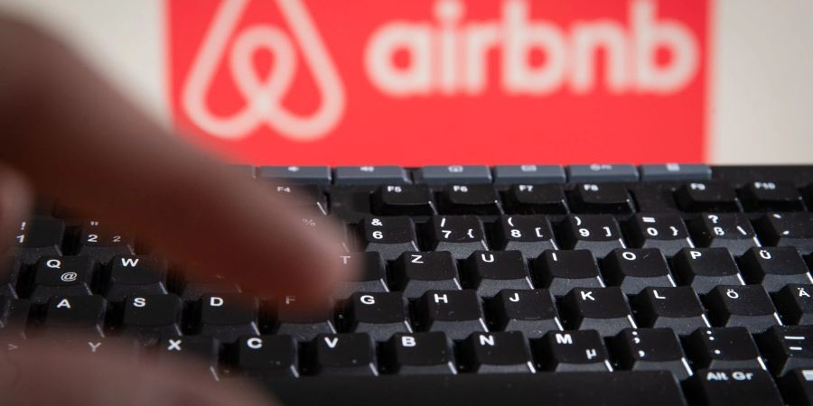 Die unerlaubte Vermietung seiner Wohnung kommt einen Airbnb-Nutzer in Paris teuer zu stehen.