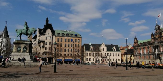 Malmö ist die drittgrösste Stadt Schwedens und liegt in der Provinz Skåne. Stadt Platz Gebäude Skulptur Denkmal