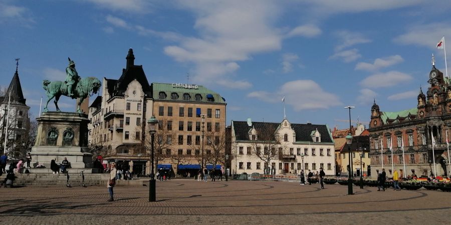 Stadt Platz Gebäude Skulptur Denkmal