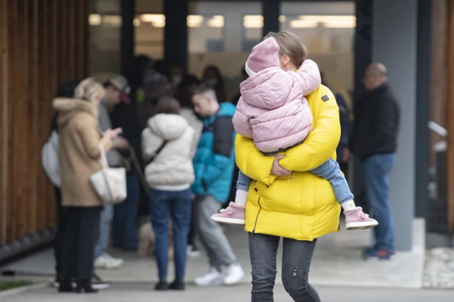 Flüchtlinge aus der Ukraine kommen im Bundesasylzentrum in Chiasso TI an.