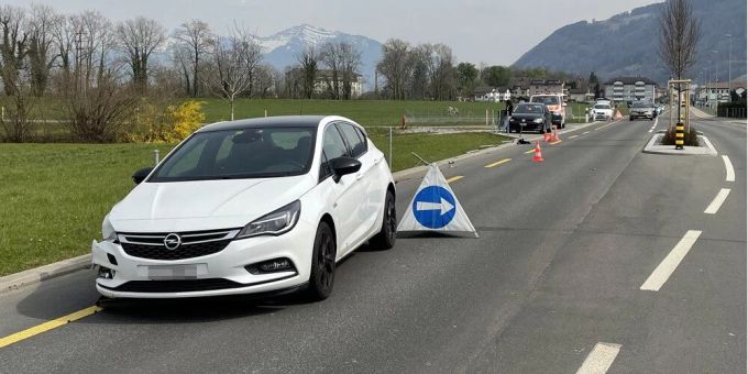 Siebnen: Fussgängerin auf Fussgängersteifen beinahe angefahren - Zeugenaufruf Siebnen: Fussgängerin auf Fussgängersteifen beinahe angefahren
