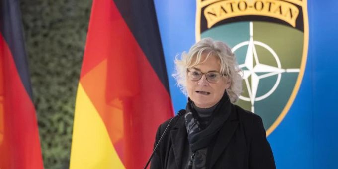 Verteidigungsministerin Christine Lambrecht (SPD) will laut einem Medienbericht der Nato weitere Unterstützung anbieten. Foto: Mindaugas Kulbis/AP/dpa Verteidigungsministerin Christine Lambrecht (SPD) will laut einem Medienbericht der Nato weitere Unterstützung anbieten. Foto: Mindaugas Kulbis/AP/dpa