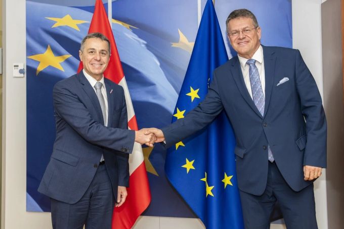 Aussenminister Ignazio Cassis mit Maros Sefcovic, Vizepräsident der EU-Kommission, am 15. November 2021, in Brüssel. Cassis Sefcovic EU Bundesrat