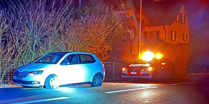 Durch den Aufprall mit der Verkehrsinsel wurde das Auto so stark beschädigt, dass es abgeschleppt werden musste. Unfall
