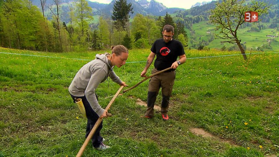 Hofherr Pascal muss gleich mit anpacken.