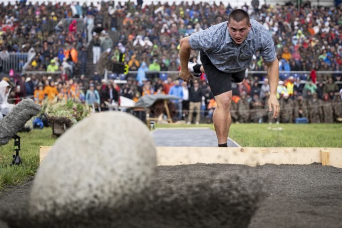 Beim Unspunnenfest konnte Urs Hutmacher erstmals einen grossen Sieg mit dem Unspunnen-Stein einfahren. (KEYSTONE/Anthony Anex) UNSPUNNEN