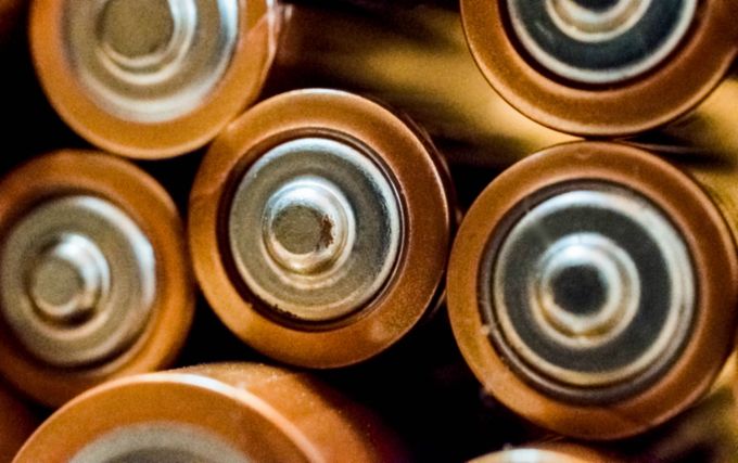 Das Recycling von Batterien wird weniger, da es vermerht Akkus gibt. Batterien