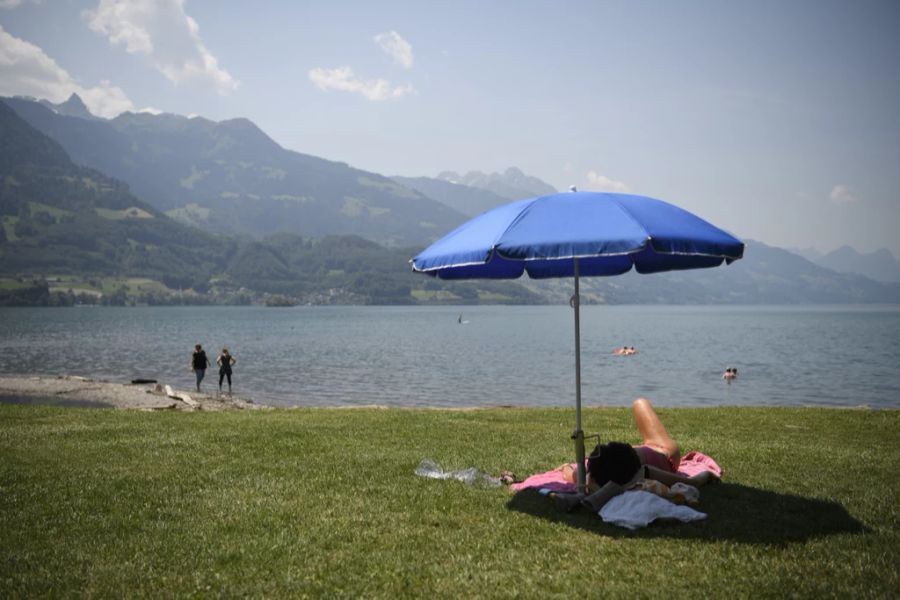 St.Gallen verweist auf die Badeordnung, in der ein Oberteil für Frauen vorgeschrieben ist. Ohne Reklamationen würden die Badis jedoch nichts gegen das Oben-ohne-Baden unternehmen.