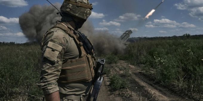 Ein ukrainischer Soldat beobachtet einen Mehrfachraketenwerfer. Foto: LIBKOS/AP/Symbol Ein ukrainischer Soldat beobachtet einen Mehrfachraketenwerfer. Foto: LIBKOS/AP/Symbol