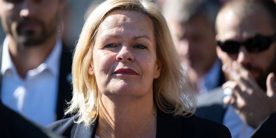 Bundesinnenministerin Nancy Faeser hat eine rechtsextremistische Vereinigung verboten.