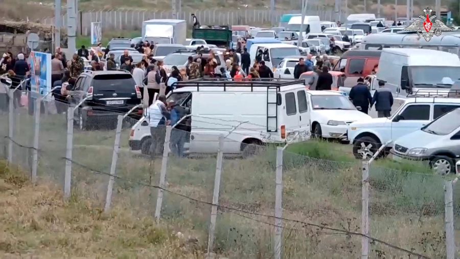 Geflüchtete Menschen versammeln sich in einem von russischen Friedenstruppen errichteten Auffanglager bei Stepanakert in Berg-Karabach (Videostandbild vom 21.09.2023).